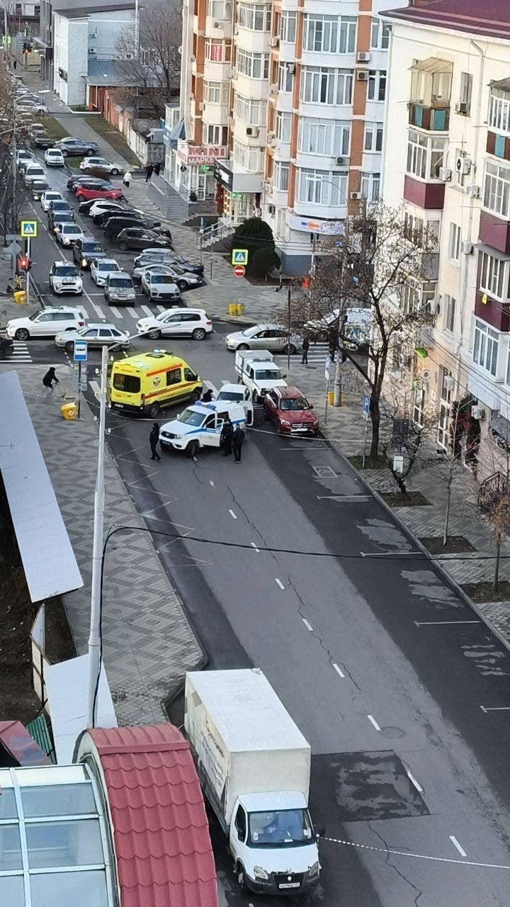 В центре Краснодара перекрыли движение из-за обнаружения «подозрительного предмета»  Сегодня утром в центре Краснодара на участке улицы Красноармейской, расположенном между улицами Головатого и Северной, было обнаружено устройство, похожее на взрывное. Фотографию предмета, похожего на гранату, опубликовали в социальных сетях.  На место происшествия прибыли сотрудники полиции и машины скорой помощи.  Официальной информации на данный момент нет.  #краснодар  Прислать новость   Подписаться