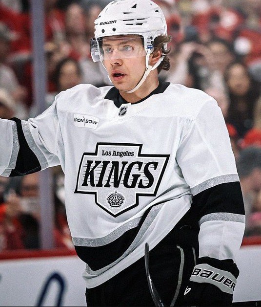 Артемий Панарин переходит в Лос Анджелес Кингз По информации ESPN короли приобрели у Нью Йорк Рейнджерс Панарина в обмен на условный пик третьего раунда и Лиама Гринтри