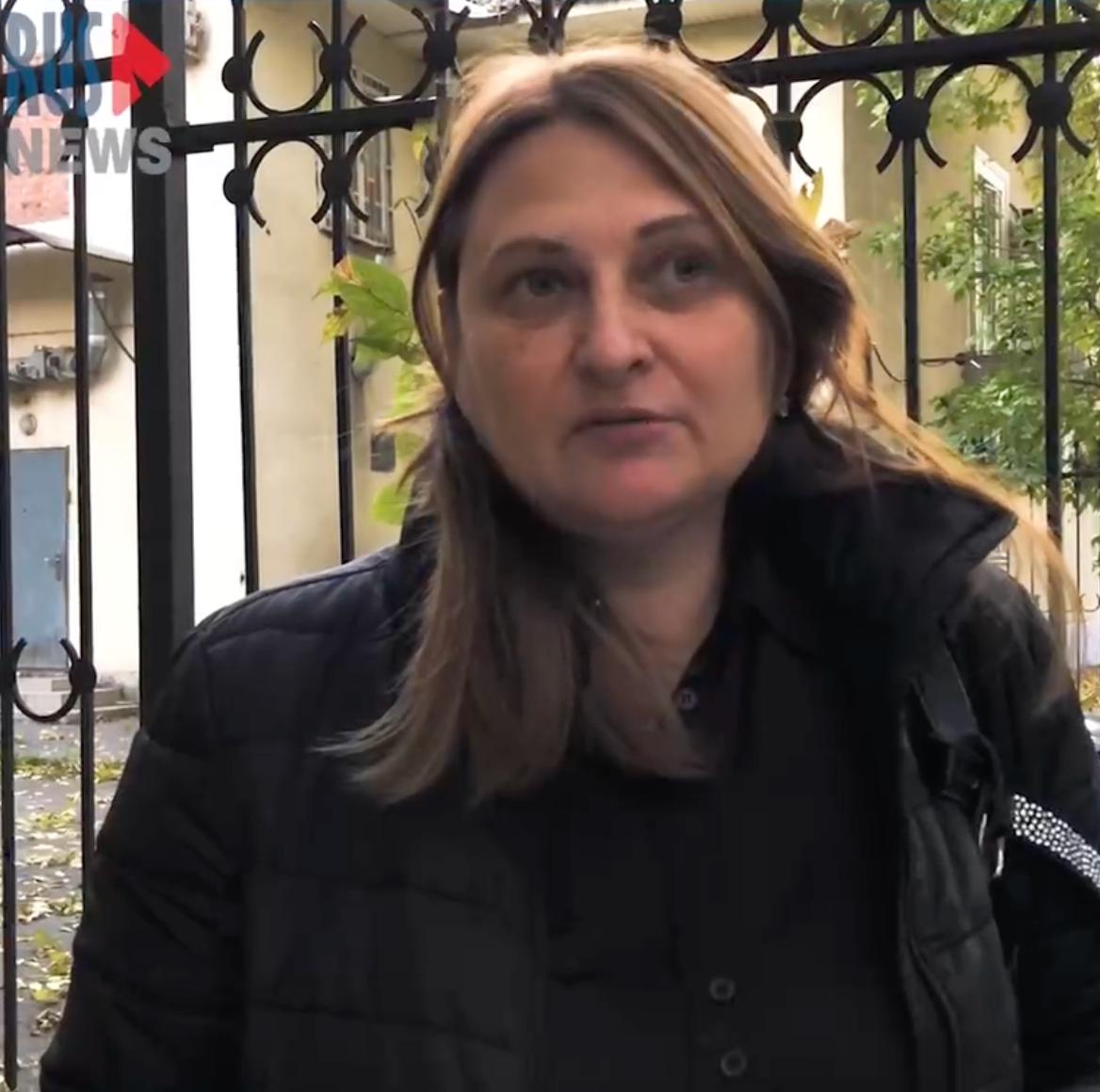 Адвоката Ирину Гак лишили статуса за проживание за пределами России – это первый случай применения закона о «невыезде адвокатов» Об этом сообщила адвокат Каринна Москаленко, пишет «Слово защите». По её словам, Адвокатская палата Ростовской области удовлетворила требование Минюста, хотя Гак покинула Россию по уважительной причине – после обысков в её доме, связанных с делом о смерти пацифистского активиста Анатолия Березикова. Ирина Гак защищала Березикова, фиксировала следы пыток и заявляла о давлении со стороны силовиков. После его гибели в спецприемнике и начатого расследования о «доведении до самоубийства» она выехала в Грузию. Также Гак представляла интересы юриста Кирилла Скрипина. В апреле 2024 года в закон об адвокатуре были внесены поправки, позволяющие лишать адвокатов статуса за выезд из России более чем на год. Юристы «Инициативы 2018» указывают, что эти поправки противоречат Конституции РФ, ряду международных норм и базовым правам самих адвокатов. Случай Ирины Гак — первый, когда эта норма была применена на практике. Подписаться Помочь RusNews