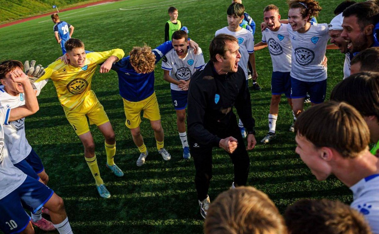 Сахалин получит статус спортшколы олимпийского резерва Минспорта РФ присвоило спортивной школе Сахалин статус олимпийского резерва Это стало известно по результатам заседания комиссии 11 декабря сообщил министр спорта островного региона Артем Подшивалов Получить такой статус Сахалину помогли успешные выступления команд в Дальневосточной Юношеской футбольной лиге в сезоне 2023 2024 годов и подписание воспитанниками спортучреждения контрактов с профессиональными футбольными клубами СШ Сахалин образована 16 мая 2011 года министерством спорта туризма и молодежной политики Сахалинской области Главный офис расположен в Южно Сахалинске Руководит учебным заведением Евгений Крючков вместе со своим заместителем Юлией Вааг Школа готовит футболистов и художественных гимнасток В её ведении также находится тренировочный центр СО Олимпия Парк   Прислать новость Подписывайся на нас MAX Telegram WhatsApp ВК