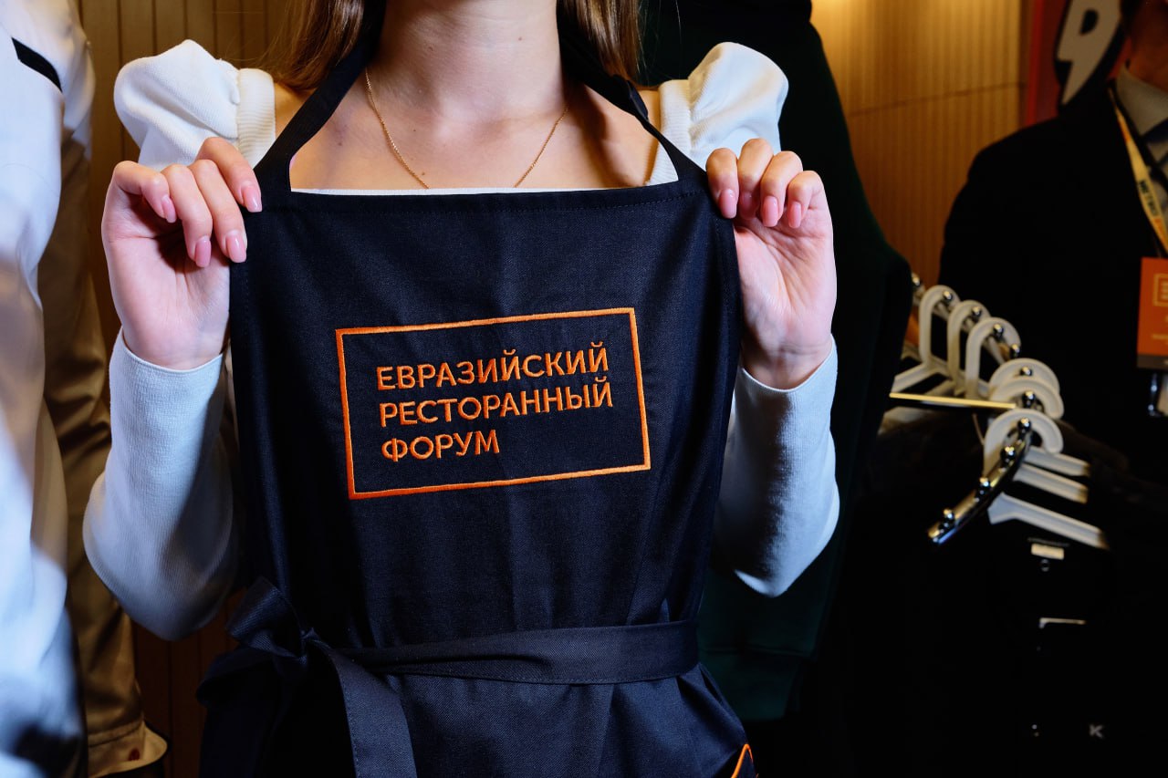 В Екатеринбург слетаются все ключевые ресторанные компании страны Именно в нашем городе они решили встретиться и обсудить насущные темы гастро бизнеса от роста цен до продвижения новых и уже известных заведений 24 и 25 сентября в городе пройдет большой Евразийский Ресторанный Форум Главными столичными спикерами станут директор ресторанов Сыроварня Павлел Потатуров генеральный директор ресторана Savva 1 звезда MICHELIN Максим Романцев шеф повар ресторана Sage Дмитрий Голенин От уральских ресторанных компаний будут исполнительный директор Resta Management Ольга Золотухина HRBP ресторатора Кирилла Шлаена Яна Пальчикова Сергей Мирошников бренд шеф ресторана KITCHEN и идеолог проекта АУК А также спикеры из Уфы Новосибирска Челябинска Темы форума Тренды и тенденции развития ресторанного бизнеса Поиск мотивация и удержание персонала Привлечение новых гостей и продвижение через блогеров Увеличение среднего чека и прибыли ресторана через цифровизацию Ну и главная особенность Евразийского Ресторанного Форума это ресторанные туры Гости смогут попасть на кухни лучших ресторанов города Kitchen и Forest пообщаться с шеф поварами директорами и операционными управляющими пройти дегустацию блюд и узнать как устроено ресторанное предприятие изнутри Ресторанные туры пройдут 23 и 24 сентября Зарегистрировать на них можно по на сайте форума Реклама ООО Бизнес Бест ИНН 6673214141 erid 2Vtzqussz2f