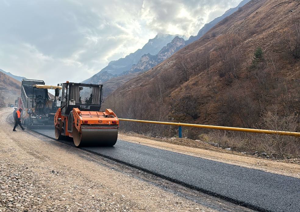 В Кабардино Балкарии продолжается реконструкция автодороги В Чегемском ущелье активно продолжается реконструкция одной из самых сложных и значимых автодорог региона Чегем 2 Булунгу Работы ведутся в рамках национального проекта Инфраструктура для жизни направленного на повышение качества и безопасности дорожной сети Протяжённость реконструируемого участка составляет 25 км Подробнее здесь