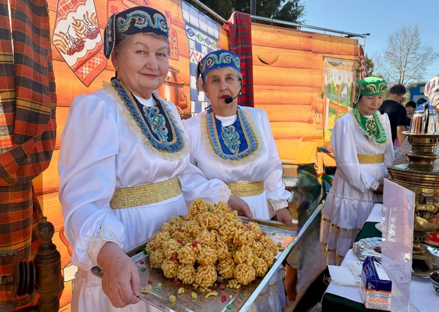 В Ленинск Кузнецком округе прошел Фестиваль национальных культур Мархаба или Добро пожаловать Праздник объединил представителей различных национальностей проживающих на территории Ленинск Кузнецкого муниципального округа русских татар немцев таджиков и удмуртов На фестивале выступили творческие коллективы с народными песнями танцами и музыкой Работали выставки декоративно прикладного искусства национальных костюмов Отдельную локацию Духовное управление мусульман Кузбасса посвятило Священному Корану Музей Ватан представил экспозицию картин каждая из которых была посвящена важным событиям из истории татарского народа   kuzzbas ru news society 77014 html