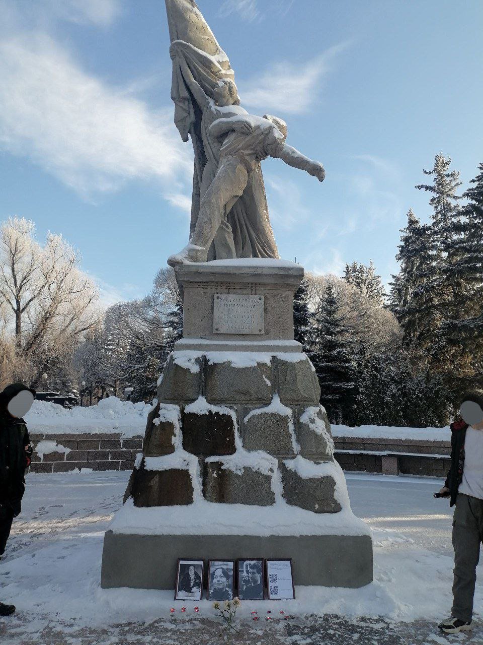 В Омске, Челябинске, Ярославле и даже Таиланде почтили память убитых антифашистов Станислава Маркелова и Анастасии Бабуровой  Сегодня, 19 января, исполняется 16 лет со дня убийства неонацистами в Москве антифашистов адвоката Станислава Маркелова и журналистки «Новой газеты» Анастасии Бабуровой. С тех пор 19 января стало днем антифашисткого движения в России и днем памяти жертв неонацистов.  Люди почтили память Маркелова и Бабуровой, возложив цветы и принеся фотографии к памятникам в Челябинске и Омске. В Ярославле вывесили памятный баннер, также баннер в память об убитых антифашистах появился в неназванном сибирском городе.  Акция памяти прошла и за границей, в городе Паттайя в Таиланде. Мемориал устроили в парке королевы Сирикит, которая в Таиланде стала символом культурного и религиозного многообразия.   Фото: Антифа ру  Прислать новость   Подписаться