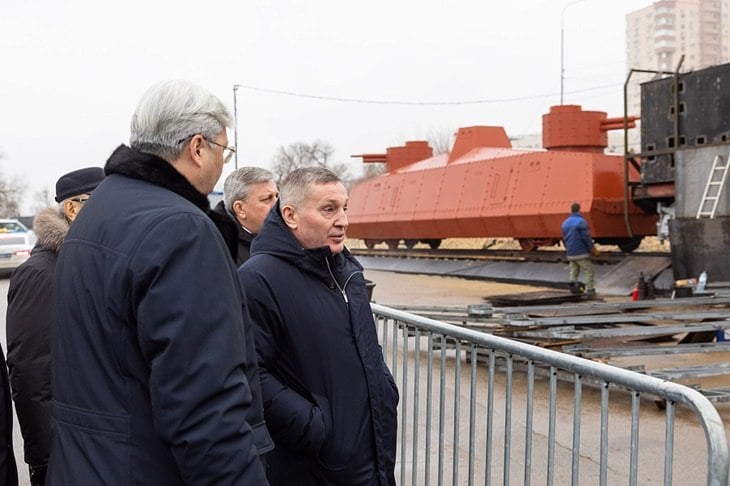 В Волгограде в ходе рабочей поездки губернатор Андрей Бочаров вместе с начальником Приволжской железной дороги Сергеем Альмеевым проинспектировал ход создания возле «Гасителя» мемориальной площадки с бронепоездом. Как сообщает V102.RU со ссылкой на пресс-службу областной администрации, интерактивная композиция будет открыта в 80-летний юбилей Победы в Великой Отечественной войне.   – Особого внимания заслуживает активная работа Приволжской железной дороги в сфере патриотического воспитания подрастающего поколения, сохранения исторической памяти и правды. Так, благодаря трудовому коллективу на легендарном Мамаевом кургане ранее была создана и благоустроена аллея железнодорожников. В следующем году, в году 80-летия Великой Победы, мы вместе с Приволжской железной дорогой откроем в городе-герое Волгограде новую мемориальную экспозицию, – отметил Андрей Бочаров   Подробнее