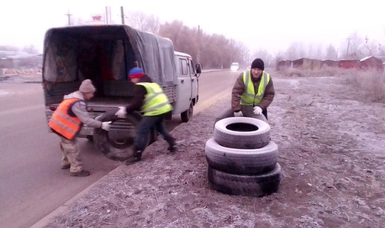 Ульяновские пригороды очищают от брошенных автомобильных покрышек  По поручению главы города Александра Болдакина, в областном центре ведется активная работа по вывозу и утилизации старых автомобильных покрышек. За последние дни больше всего этого мусора вывезли из пригородных поселений  - Долгое время вопрос вывоза и утилизации покрышек в нашем городе никак не решался, в каждом районе жители сталкивались с выброшенными на контейнерные площадки шинами и покрышками. С сентября приняли решение организовать специализированные площадки, куда ульяновцы законно смогут привозить этот мусор. Вижу, что жителям это инициатива пришлась по душе. В будущем планируем увеличить число таких площадок по городу, - подчеркнул Александр Болдакин  Подробнее на сайте