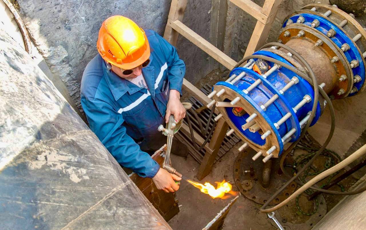 Более 5 км сетей водоснабжения и водоотведения реконструировали в деревне Шаганино Краснопахорского района ТиНАО Проложили 2 91 км новых сетей водоотведения и 2 26 км водопровода Специалисты АО Мосводоканал использовали трубы диаметрами от 200 до 400 мм из высокопрочного полиэтилена отечественного производства Они способны выдерживать не только давление внешней среды но и нагрузки от напорной транспортировки воды Благодаря гладкой внутренней поверхности уменьшается гидравлическое сопротивление снижается скорость образования налета и соляных отложений Кроме того современные трубы не подвержены коррозии При реконструкции использовали бестраншейные технологии чтобы минимизировать работы по раскопке и сохранить комфорт горожан Новые сети позволят обеспечить существующих и перспективных потребителей качественной питьевой водой и надежным водоотведением Больше о событиях Москвы в каналах Мэра Москвы Сергея Собянина и Городское хозяйство Москвы в MAX