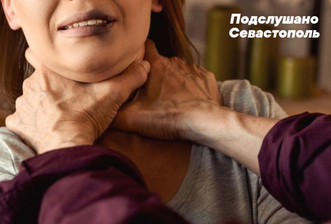 Севастополец в пьяном угаре чуть не задушил мать Утром 65-летняя женщина собиралась на работу, стараясь не беспокоить 44-летнего спящего сына. Однако, вернувшись вечером домой, она столкнулась с агрессией с его стороны. Мужчина, находившийся в состоянии алкогольного опьянения, обвинил мать в том, что она разбудила его утром шумом стиральной машины и громкими сборами. В приступе гнева он набросился на женщину, схватил её за шею, начал душить и угрожать убийством. Пенсионерке удалось вырваться и покинуть квартиру. В состоянии шока она обратилась за помощью к соседям, откуда позвонила дочери. Та незамедлительно приехала, вызвала полицию и забрала мать к себе, чтобы обезопасить её от дальнейших нападок со стороны сына. Подслушано Севастополь