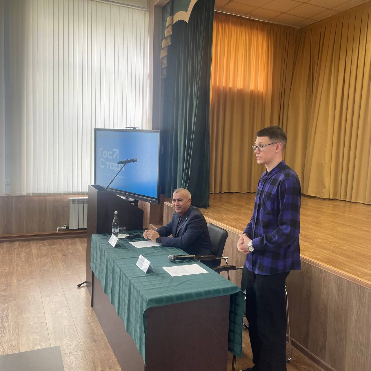 #минздрав_ра #ммк #студенты #здравоохранение Министр здравоохранения Адыгеи провёл встречу с молодыми специалистами в Майкопском медицинском колледже Адыгея поддержала федеральную программу «ГосСтарт.Диалог» по сопровождению молодых государственных и муниципальных служащих, направленную на открытую коммуникацию с молодёжью. В ходе встречи Рустем Меретуков поделился с ребятами историями из врачебной практики. Студенты узнали о том, каким был путь министра: от студенческой скамьи — до операционной, от активной общественной деятельности — до руководства республиканским здравоохранением. Основные моменты выступления О подвиге в пандемию: «Ковид показал, что у нас очень достойная молодёжь! Ребята из мед колледжа работали санитарами, фельдшерами, медсёстрами – без вас мы бы не справились. Ковид доказал: наша молодёжь – лучшая. Те, кто шёл в «красную зону», у постели больного – настоящие врачи, преданные своему делу!» О ценности знаний: «Никакие деньги и стаж работы не заменят знаний. Ваш диплом – это багаж на всю жизнь. Если на 3-м курсе не знаете, где начинается большой круг кровообращения – это недопустимо. Медицина – это труд, и от этого никуда не деться». О балансе учёбы и волонтёрства: «Волонтёрство – это прекрасно, но если оно идёт в ущерб учёбе – я даже слушать не хочу. Если студент старших курсов не сможет ответить на базовые вопросы по анатомии, то это очень плохо. Такого в нашей профессии быть не должно». О наставниках и выборе пути: «Без наставника – как без рук. Я сам стал хирургом, потому что встретил того, на кого хотел равняться». О страхах и ответственности: «Когда ты один в больнице и некому помочь – вот тогда понимаешь цену ошибки. Но именно сложные ситуации закаляют. Удовольствие от спасённой жизни – выше любых денег. Вы выбрали профессию, которая даёт больше, чем зарплата».
