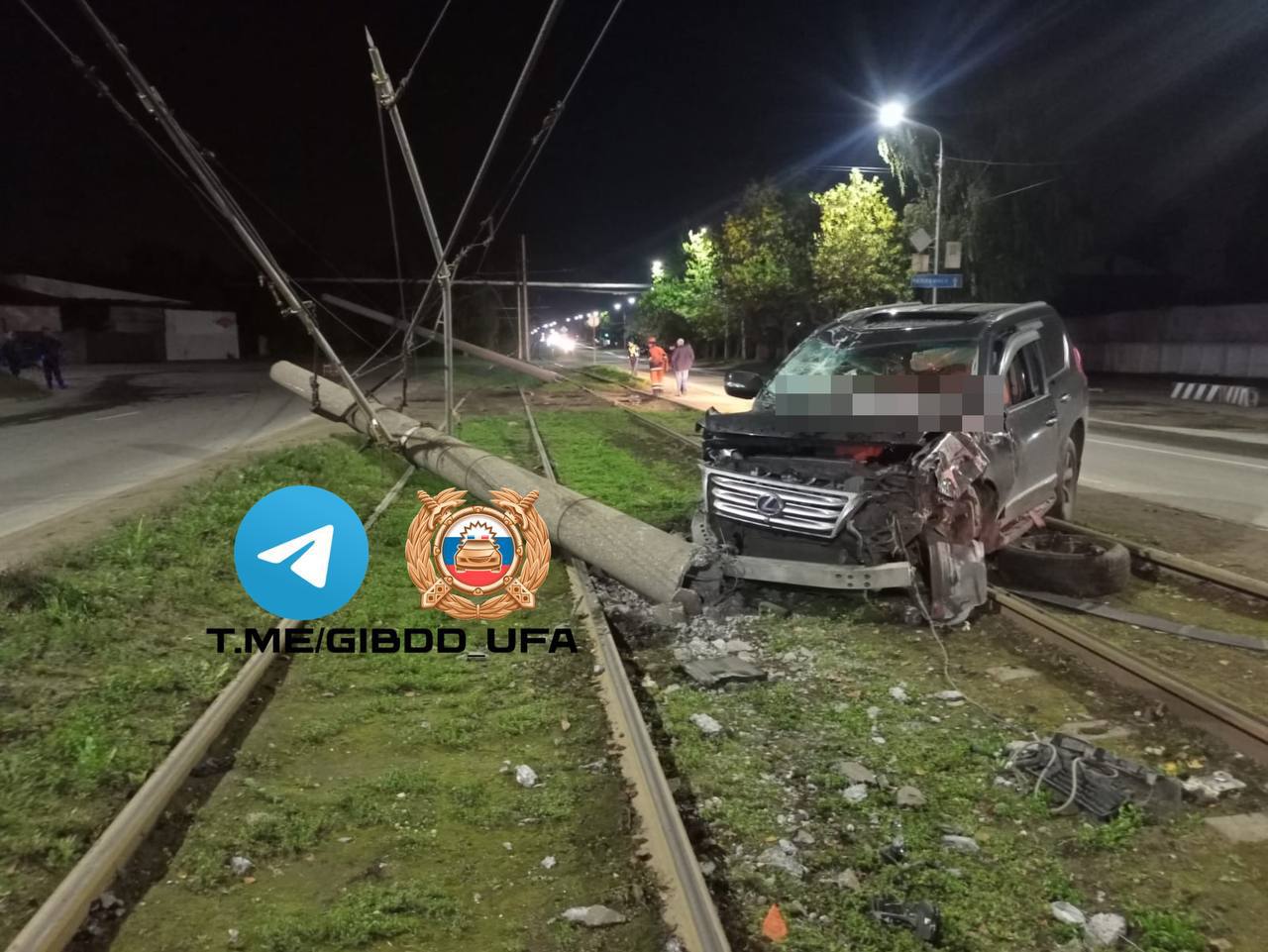 В Уфе водитель Lexusа снес электроопору и сбежал Авария произошла на Индустриальном шоссе Водитель скрылся с места аварии бросив иномарку В настоящее время его ищут Подпишитесь на ufa rb