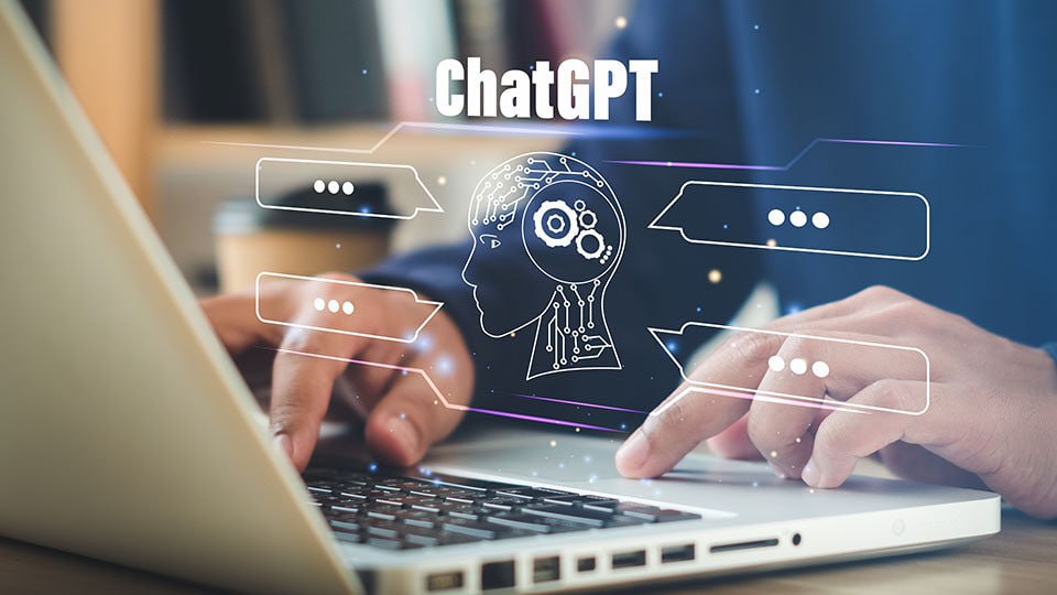 С момента появления ChatGPT и аналогичных решений на рынке количество вакансий для начинающих специалистов сократилось на 31,9%. Наиболее выраженное снижение зафиксировано в секторах розничной торговли, логистики и административной поддержки. Это свидетельствует не только о технологической трансформации, но и о системном изменении структуры входа в профессию.  ИИ-системы не просто перераспределяют задачи — они устраняют необходимость в промежуточных кадровых звеньях. Начальные позиции становятся избыточными: функции, ранее выполнявшиеся стажёрами и младшими специалистами, частично автоматизированы или делегированы алгоритмам. Параллельно фиксируются затруднения с трудоустройством специалистов со значительным опытом: резюме обрабатываются автоматизированными системами, которые не всегда интерпретируют комплексную профессиональную траекторию как релевантную.  По данным Anthropic, в течение ближайших пяти лет с рынка может уйти до 50% начальных офисных должностей. Это может привести к росту структурной безработицы в диапазоне 10–20%. Далее тенденция затрагивает среднее звено — специалистов по сопровождению процессов, базовому управлению и обучению персонала.  Процесс сопровождается снижением ценности традиционного образования и профессионального опыта в его классическом виде. Алгоритмы, обладающие доступом к обширным базам данных, демонстрируют сопоставимую или более высокую эффективность в ряде прикладных задач: медицинская диагностика, обработка документации, написание программного кода.  Ожидается, что к 2027 году исчезновение начальных позиций станет постоянным явлением. К 2028–2030 годам произойдёт адаптация образовательных программ под запросы рынка, ориентированные на поведенческую гибкость и совместимость с алгоритмически управляемыми средами. К середине следующего десятилетия могут сформироваться стабильные группы трудоспособного населения, структурно вытесненные из экономической системы. Для частичной реинтеграции таких групп возможен запуск программ нейроинтерфейсной подготовки — доступ к профессиям через прямое взаимодействие с ИИ-средой.  Изменения касаются не технологий как таковых, а принципов включения в экономику. Новая структура не предполагает универсальности участия — она основана на технической совместимости и способности к интеграции в цифровые контуры.