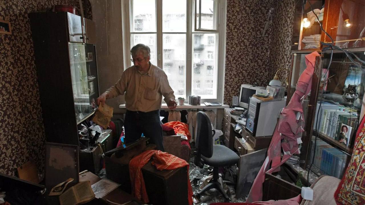 Неочевидные но дорогие какие штрафы ждут владельцев квартир в 2026 Привычка хранить в подъезде коляску или стройматериалы грозит штрафом в 2 3 тыс рублей за антисанитарию А если они блокируют пожарный выход или хранятся на чердаке штраф вырастет до 5 15 тыс за нарушение пожарной безопасности Снос перегородки или перенос ванной без согласования штраф 2 2 5 тыс рублей Особенно рискованно объединять комнату с кухней где стоит газовая плита это прямое нарушение безопасности Неуплата налога на квартиру автоматически увеличивает долг на 20 40 Эксперты предупредили что проверки по этим нарушениям усилятся уже в 2026 году kvadratnymaster Фото РИА Новости