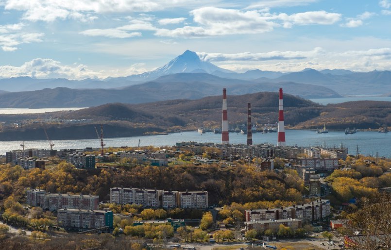 На Камчатке дорогу от ТЭЦ 1 до Северо Востока построят на 2 года раньше срока Благодаря дополнительному федеральному финансированию в 1 25 млрд рублей строительство объездной дороги от ТЭЦ 1 до района Северо Восток начнется в 2026 году и завершится на два года раньше запланированного срока к 2029 году вместо 2030 Протяжённость дороги составит 7 6км а её пропускная способность 4000 автомобилей в сутки Целью строительства является разгрузка основной дороги что решит одну из самых острых транспортных проблем города Подрядчик для реализации этого крупного проекта на сумму более 6 5 млрд рублей будет выбран до конца 2025 года