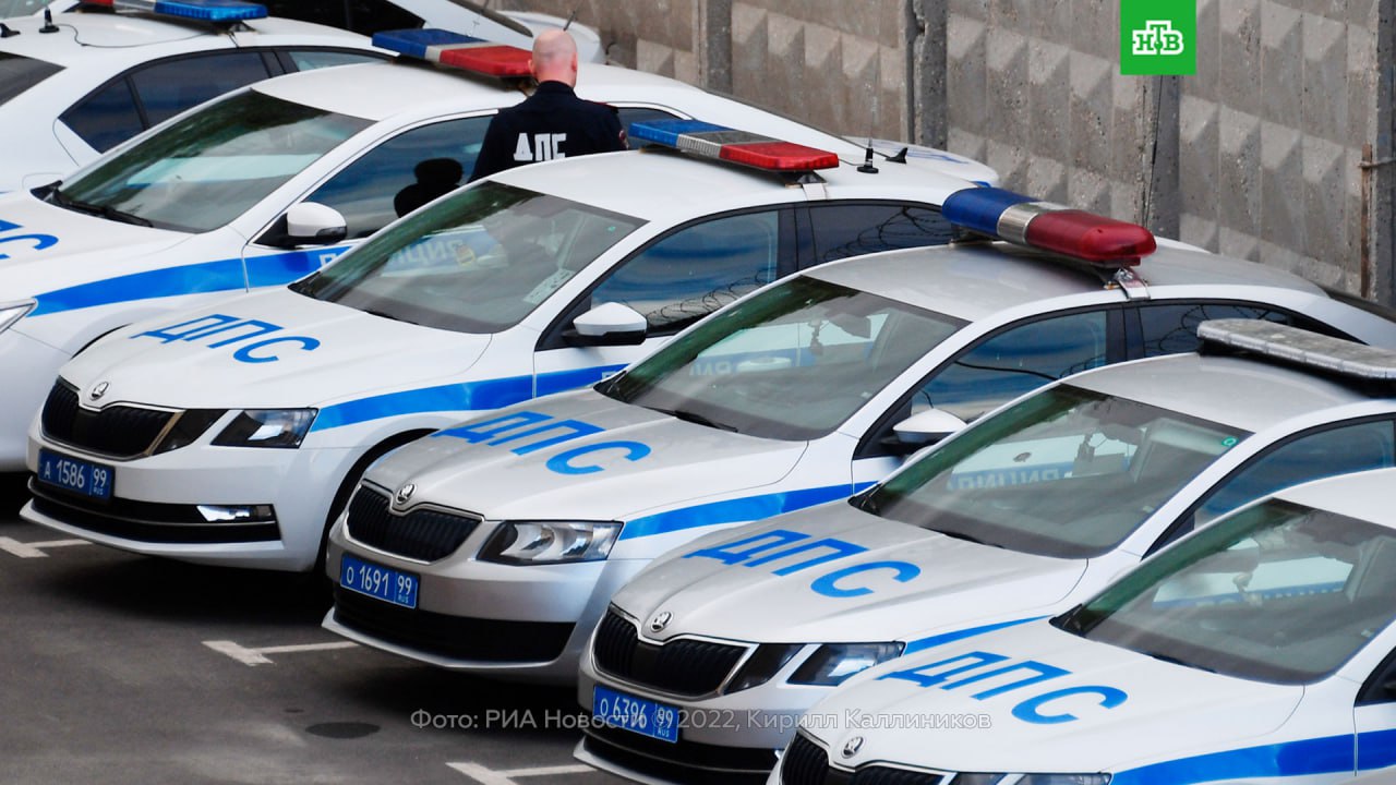 Инспектор ГАИ из отдельного спецбатальона ДПС устроил пожар на служебной парковке на проспекте Пархоменко пытаясь слить казенный бензин из служебной Toyota Инцидент произошел на территории батальона накануне В момент перелива топлива из бака в канистру пары бензина вспыхнули произошел взрыв пострадали две иномарки Это были служебные BMW из машин сопровождения для высших руководителей Сам виновник обгорел а потом целый день давал показания следователям В итоге инспектор уволен в отношении нарушителя Следком завел уголовное дело о превышении должностных полномочий Подписаться на НТВ Петербург Буст канала