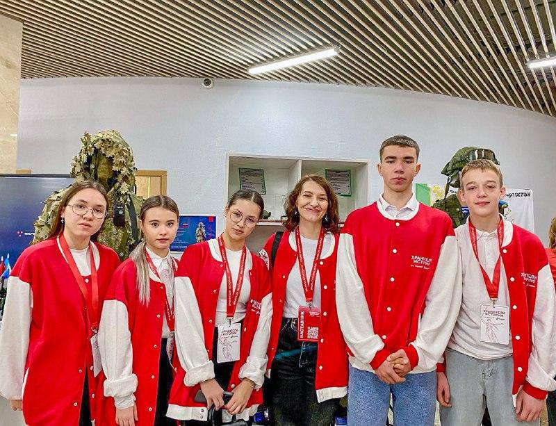 В Уфе открылся III Всероссийский слёт проекта Хранители истории В мероприятии принимают участие около 500 человек из разных регионов страны включая отряд Летописцы из Чернышевского округа Участники проекта взяли под шефство более 18 тысяч памятных мест по всей стране Они благоустраивают территории и под руководством наставников проводят экскурсии Слёт станет важной площадкой для обмена опытом и планирования дальнейшей работы поскольку сохранение исторической правды это наша общая задача подчеркнул председатель правления Движения первых Герой России Артур Орлов Он также сообщил что активисты проекта совместно с Министерством обороны РФ привели в порядок 928 мемориалов с Вечным огнём 3 431 с Огнём памяти 5 802 памятника и 7 843 воинских захоронения zabnews ru l 65443 Подписаться в MAX