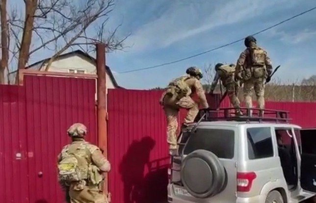Этническую нарколабораторию уничтожили под Тулой В селе Казначеево Тульской области сотрудники регионального управления ФСБ ликвидировали подпольную нарколабораторию. Фабрику смерти организовали приезжие, двое из которых уже имеют паспорта России, их подельник — граждан Армении. Силовики оценивают производство и канал сбыта наркотиков как особо крупный: изъяты полторы тонны ! химикатов для изготовления зелья и уже готовый к продаже 51 кг мефедрона. В годы Великой Отечественной село Казначеево было уничтожено нацистами подчистую. Не осталось ни одного дома, почти все жители были запытаны до смерти или расстреляны гитлеровцами. Теперь, спустя 80 лет после изгнания нацистов с русской земли, местное население травят смертельным зельем вот такие «приезжие». Царьград.ТВ — Не боимся говорить правду Подпишись