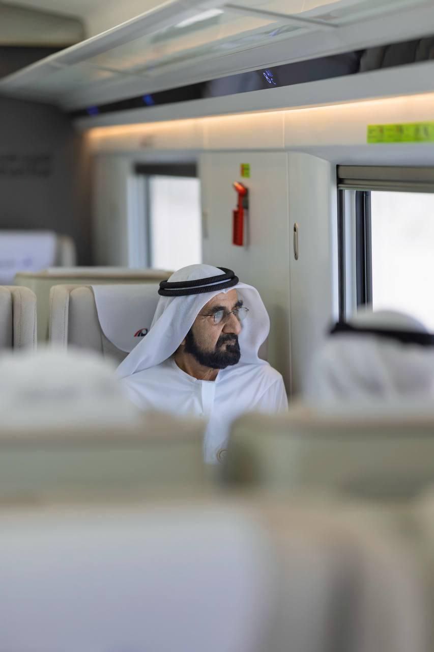 Шейх Мохаммед ознакомился с поездом Etihad Rail и совершил поездку из Дубая в Фуджейру  Высокоскоростные поезда Etihad Rail запустят уже в 2026 году.  Поездка между Абу-Даби и Дубаем займет всего 30 минут.