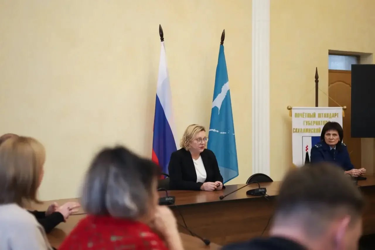 Мэр Корсаковского округа Наталия Куприна недавно проверяла состояние расчистки дворов и улиц ото льда и снега Она посетила город в субботу 6 декабря и обнаружила что многие дворы покрыты льдом несмотря на положительные температуры воздуха Особенно сложная ситуация была зафиксирована на улицах Октябрьская Приморский бульвар и Окружная где пешеходам сложно передвигаться из за гололёда После субботней инспекции Наталия Куприна организовала специальное совещание с руководителями управляющих компаний и дорожниками Было отмечено что примерно 80 тротуаров уже посыпали песко соляной смесью однако ряд территорий всё ещё требуют дополнительной обработки Некоторые компании жаловались на сложность очистки участков находящихся в тени зданий однако мэр подчеркнула необходимость завершить расчистку именно в условиях положительных температур  Тем кто не выполнил полную очистку территории вручены предписания и предупреждения Дополнительно власти намерены составить подробный план работ с указанием границ ответственности каждой управляющей организации и провести проверку наличия необходимой техники Работа по ликвидации последствий зимней непогоды продолжится под контролем властей и общественности Губернатор Сахалинской области Валерия Лимаренко ставит задачу местных администраций обеспечивать эффективное взаимодействие всех ведомств и жителей региона для своевременной и качественной уборки зимних осадков Совместные усилия муниципалитета и населения направлены на обеспечение комфортных условий проживания и минимизацию рисков травматизма среди корсаковцев