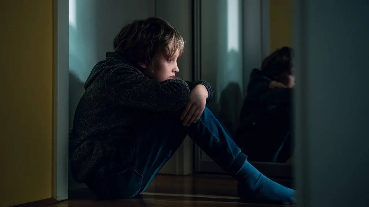 По данным Министерства социального развития Московской области в 2025 году число обращений с жалобами на депрессию и тревогу на детский телефон доверия в Подмосковье выросло на 20 В целом среди проблем с которыми дети чаще всего обращались к психологам службы личностные связанные с одиночеством низкой самооценкой страхом и тревожностью Getty Images