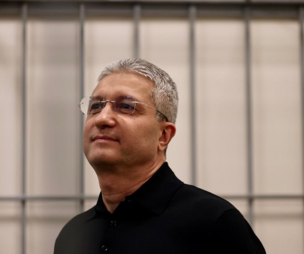 Суд частично удовлетворил иск об изъятии имущества Тимура Иванова В доход государства обращены дом в Раздорах усадьба в Тверской области автомобили и часть ценностей всего на сумму около 1 2 млрд рублей Решение вынес Пресненский суд Москвы Конфискации широкого перечня активов добивалась Генпрокуратура Речь идёт о земельных участках недвижимости коллекций оружия часов и ювелирных украшений Представители ответчиков настаивали что значительная часть имущества принадлежит лично им и была приобретена до знакомства с Ивановым Гражданская жена Мария Китаева и бывшая супруга Светлана Захарова утверждали что Генпрокуратура требует конфисковать их личные вещи Суд приобщил предоставленные ими доказательства В итоге в инстанции отказались изымать Bentley 2004 года подаренный Захаровой Подписаться на Говорит Москва Telegram VK MAX