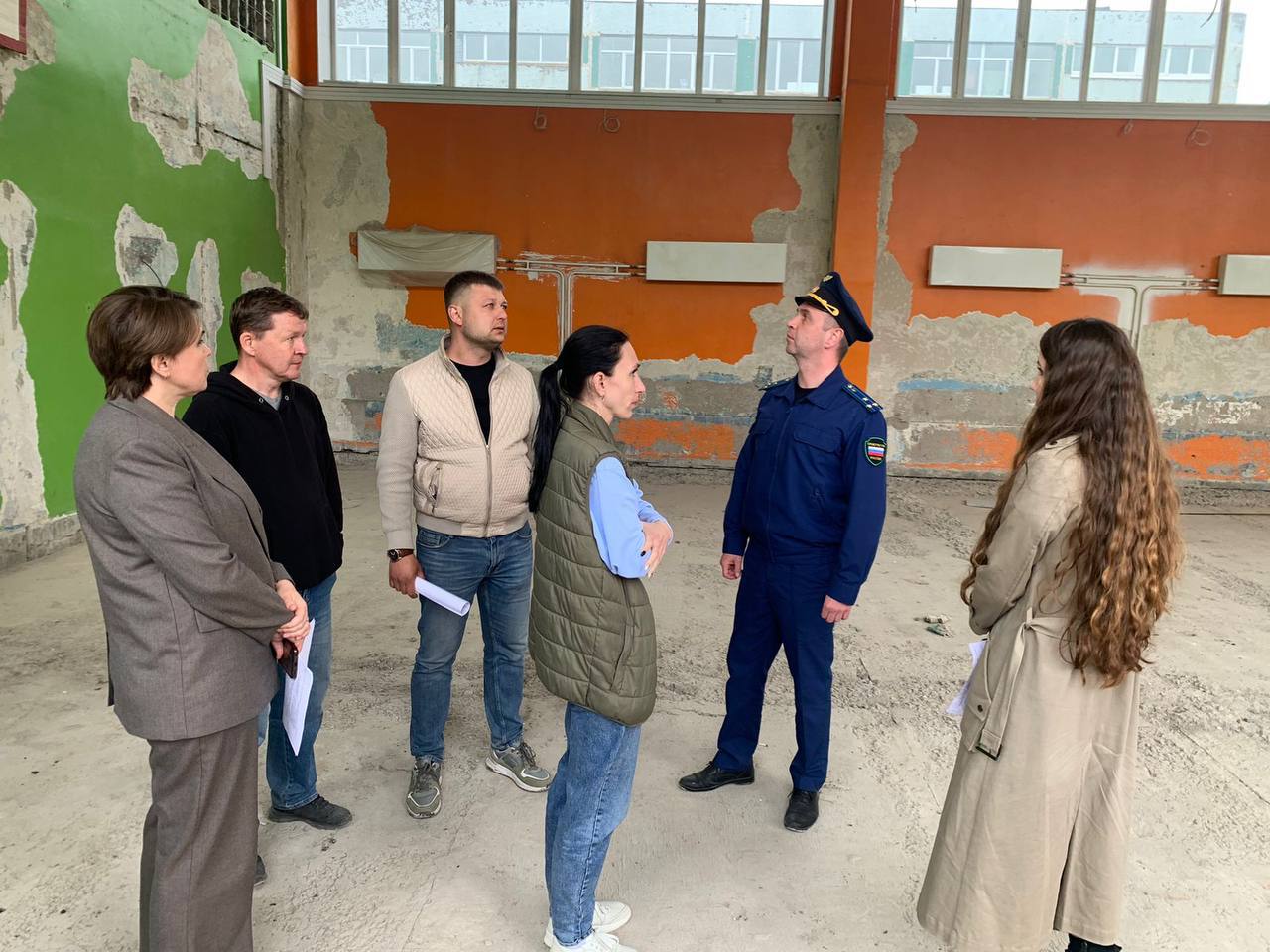Заместитель прокурора Омской области Евгений Бельтюков совместно с заместителем министра образования региона Натальей Щербиной в ходе выездной проверки выполнения работ по капитальному ремонту зданий БОУ г. Омска «СОШ № 129» и «СОШ № 82», расположенных на территории Советского округа г. Омска, провел оперативные совещания с представителями заказчика и подрядчиков Представитель регионального надзорного ведомства проверил качество выполненных работ, исполнение этапов контрактов. Подрядчикам указано на необходимость завершения работ в сроки, установленные муниципальными контрактами. Ранее прокуратура Советского округа г. Омска объявляла подрядчикам предостережения в связи с возможным нарушением сроков проведения работ.