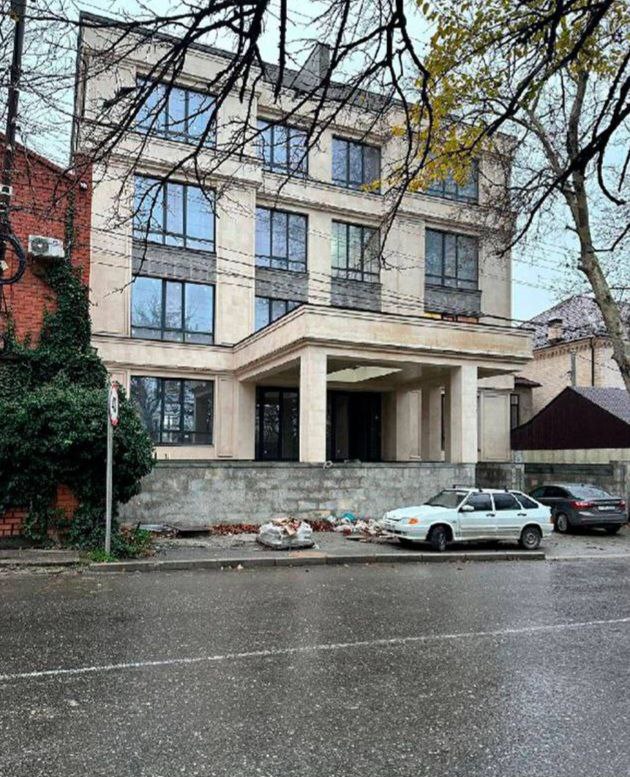 Администрация Махачкалы добилась решения о сносе незаконного многоэтажного дома на улице Титова 120 сообщает пресс служба мэрии Пятый кассационный суд отменил ранее вынесенные решения и поддержал иск администрации Махачкалы о сносе самовольной постройки Суд установил что объект был возведён без необходимых разрешений и с нарушением градостроительных норм Здание признано самостроем а его демонтаж обязан выполнить собственник за свой счёт Кассационный суд полностью отменил решения Советского районного суда и Верховного суда Дагестана которые ранее были вынесены в пользу застройщика