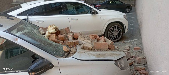 В Уфе на припаркованные автомобили рухнула стена