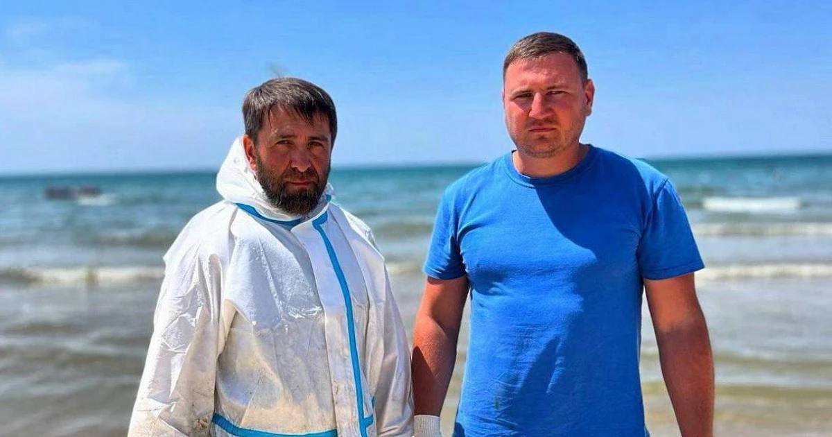 Водолазы Анапы спасли потерявшую сознание женщину при очистке моря от мазута Трагедия чуть не произошла на берегу реки Можепсин, впадающей в Черное море — именно там водолазы обнаружили женщину, которая находилась в бессознательном состоянии. Игорь Леденев и Тагир Мехдиев провели ей сердечно-легочную реанимацию, после чего пострадавшая пришла в себя. Затем спасенную женщину передали бригаде скорой помощи, ее состояние стабилизировано. МЧС России Связь с редакцией: Подписаться на «Утренний Юг»