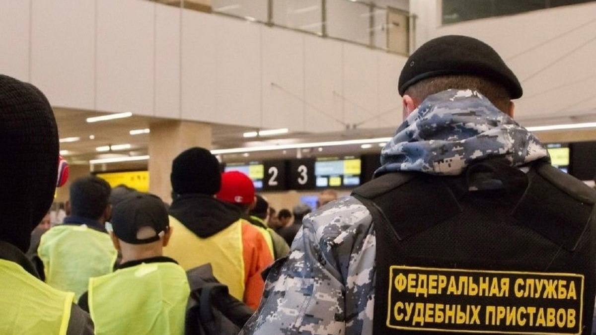 33 нелегала которые в основном работали в Калуге и Обнинске покинули наш регион и страну За нарушение правил въезда либо режима пребывания в России судебные приставы выдворили из Калужской области и страны 16 граждан Узбекистана 10 граждан Таджикистана и 7 граждан Азербайджана Каждого перед выдворением оштрафовали Как сообщили в УФССП по Калужской области большая часть нелегалов работала на предприятиях Калуги и Обнинска Присоединяйтесь к Народу Обнинска