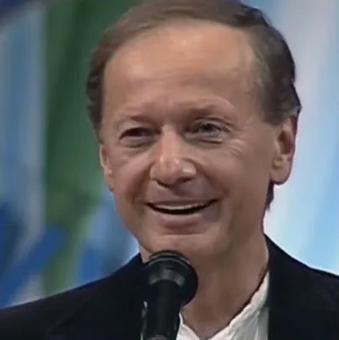 В Перми зафиксирован резкий рост интереса к Альберту Эйнштейну число поисковых запросов увеличилось в три раза с 327 в конце декабря до 1134 в начале февраля Среди необычных формулировок файлы Эйнштейна и остров Эйнштейна Как полагают аналитики пермяки могли спутать физика с американским миллиардером Джеффри Эпштейном чьё имя оказалось в новостях после публикации Минюстом США более трёх миллионов файлов из его дела Джеффри Эпштейн был задержан в 2019 году по обвинениям в торговле людьми и вовлечении в проституцию В опубликованных документах упоминаются многие мировые знаменитости связанные с его островом где проходили скандальные вечеринки Подобная путаница в запросах ранее наблюдалась и в других странах Подпишитесь на нас в ТГ MAX ВК Прислать материалам