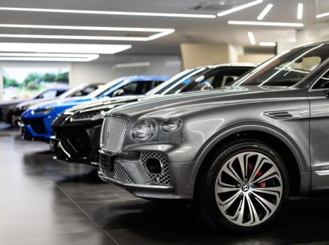 Продажи новых люксовых автомобилей в мае выросли на 76% Согласно данным агентства «АВТОСТАТ», по итогам мая 2025 года в России было реализовано 67 новых машин сегмента Luxury. Это на 76% больше, чем в том же месяце прошлого года. Напомним, что весь российский авторынок в мае показал падение на 28% по сравнению с уровнем годичной давности. Подробнее на сайте autostat.ru