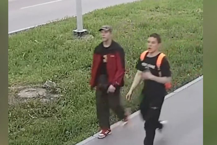 Вандала, который изрисовал фасад памятника архитектуры 19 века в Екатеринбурге, опознали по видео В Екатеринбурге опознали на видео вандала, который вместе с приятелем «разукрасил» граффити фасад дома по улице Сакко и Ванцетти, 52, являющегося памятником архитектуры 19 века, сообщает редактор раздела «Криминал» портала Е1.RU Евгений Кошек. В пострадавшем от «росписей» здании находится мастерская «Минутка». «Полиция уже установила личности всех троих третий ходил с ними и выбирал объект, но сам не красил . Это совершеннолетние парни от 21 до 30 лет. Их ищут», — рассказали представители мастерской.