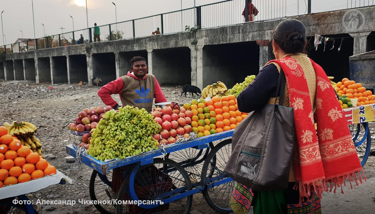 Ученые разработали новый рацион для всего человечества Международные эксперты отмечают что современные подходы к питанию вызывают диабет сердечно сосудистые заболевания и ожирение Более половины человечества испытывает трудности с доступом к здоровому питанию В этой связи ученые предлагают перейти на новую продовольственную систему более здоровую и отвечающую принципам экологической безопасности и социальной справедливости Основа такой планетарной диеты растительная пища Фрукты и овощи предлагается потреблять не менее пяти порций в день цельнозерновые продукты три четыре порции Орехи а также бобовые и молочные продукты по одной порции в день Яйца предлагается потреблять умеренно три четыре в неделю курицу две порции в неделю рыбу столько же Исключить до минимума необходимо красное мясо не более одной порции в неделю сахар насыщенные жиры и соль Опрошенные Ъ эксперты считают что такая схема не учитывает климатические и культурные особенности России но признают что соблюдение этих рекомендаций поможет улучшить здоровье Подписывайтесь на Ъ в Telegram в MAX Оставляйте бусты