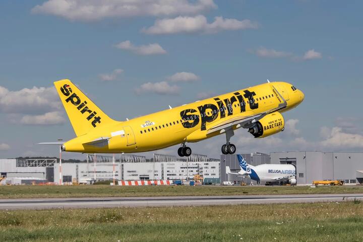 Лоукостер Spirit Airlines объявил о банкротстве  Американская бюджетная авиакомпания Spirit Airlines инициировала процедуру банкротства. Об этом сообщает ТАСС со ссылкой на данные перевозчика.  Как отмечается в пресс-релизе, этот шаг не скажется на пассажирах, рейсы, как ожидается, будут выполняться в обычном режиме. Перевозчик начал процедуру реструктуризации, заручившись поддержкой большинства акционеров. В рамках реструктуризации компания подала заявление о банкротстве в суде Нью-Йорка.  "Spirit ожидает, что работа компании будет продолжаться в обычном режиме на протяжении всей этой плановой и ускоренной процедуры банкротства. Пассажиры могут продолжить бесперебойно бронировать рейсы и осуществлять перелеты", – говорится в сообщении.  aviaru.net/n277830