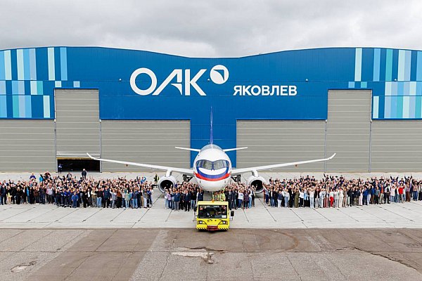 Еще один Superjet на отечественных двигателях ПД-8 совершил перелет из Комсомольска-на-Амуре в Жуковский Опытный Superjet с/н 95157 на отечественных двигателях ПД-8 совершил перелет из Комсомольска-на-Амуре в Жуковский. Здесь он присоединится к прохождению сертификационных испытаний по программе импортозамещения. Об этом сообщает AVIA.RU со ссылкой на данные ОАК. Как рассказали в ОАК, борт назван в честь первого президента компании «Гражданские самолеты Сухого» ГСС, в настоящее время филиал компании «Яковлев» – «Региональные самолеты» Виктора Субботина. Самолет пилотировал экипаж в составе летчиков-испытателей Леонида Чикунова, Дмитрия Савонина и ведущего инженера по летным испытаниям – бортового оператора Александра Крылова. Маршрут общей протяженностью около 6 тыс. км с промежуточной посадкой в аэропорту Новосибирска занял порядка 8 часов. aviaru.net/n285531