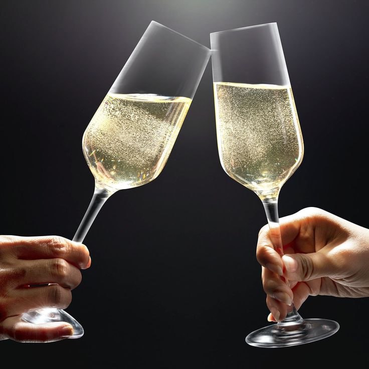 Российский экспорт игристых вин за 11 месяцев 2025 года вырос почти в 1 5 раза Российские производители отправили зарубежным покупателям более 2 тыс тонн шампанских и игристых вин на сумму свыше 3 3 млн долларов Для сравнения за аналогичный период прошлого года экспорт составил порядка 1 6 тыс тонн что принесло более 2 3 млн долларов Наиболее емким направлением по стоимости поставок остается Казахстан на долю которого приходится около 28 экспорта Китай с долей 27 и Беларусь 17 формируют вторую и третью позиции а Кыргызстан и Абхазия замыкают пятерку крупнейших импортеров с долями 6 и 5 Подробнее   Подпишись на MASHNEWS