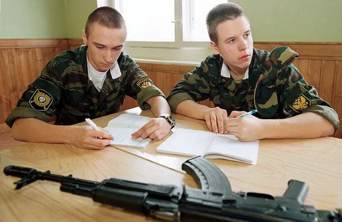 Начальную военную подготовку планируют вернуть в учебные заведения Предмет может появиться в старших классах и колледжах и занять больше учебных часов чем нынешний курс по безопасности и защите В программу хотят включить не только основы военной подготовки но и прикладные навыки Среди них первая помощь ориентирование действия в чрезвычайных ситуациях и базовые знания по безопасности Отдельное внимание уделяется подготовке преподавателей Пилотный запуск курса может начаться с 2026 года в нескольких регионах после чего программу планируют доработать Россия Подписаться на Pravda ru Подписаться на Pravda ru в MAX