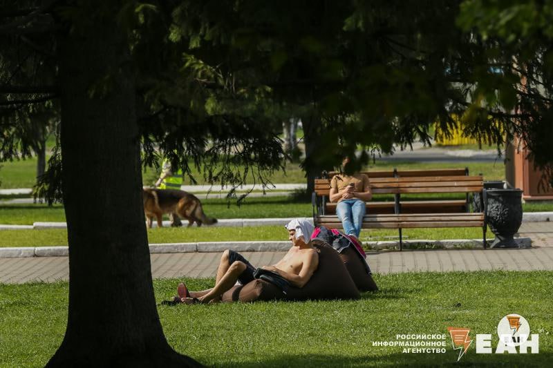 Сквер имени Ильи Кормильцева появился в Екатеринбурге Он расположен между улицей Декабристов и домом на Белинского 83 рядом с бывшим химическим факультетом УГТУ где учился поэт и автор текстов группы Наутилус Помпилиус Постановление о создании сквера подписал мэр города Алексей Орлов Также в Екатеринбурге появились аллея Студентов фронтовиков и аллея Аникиты Ярцова известного деятеля горнозаводской промышленности которые проходят от сада имени Павлика Морозова до улицы Декабристов EanNews