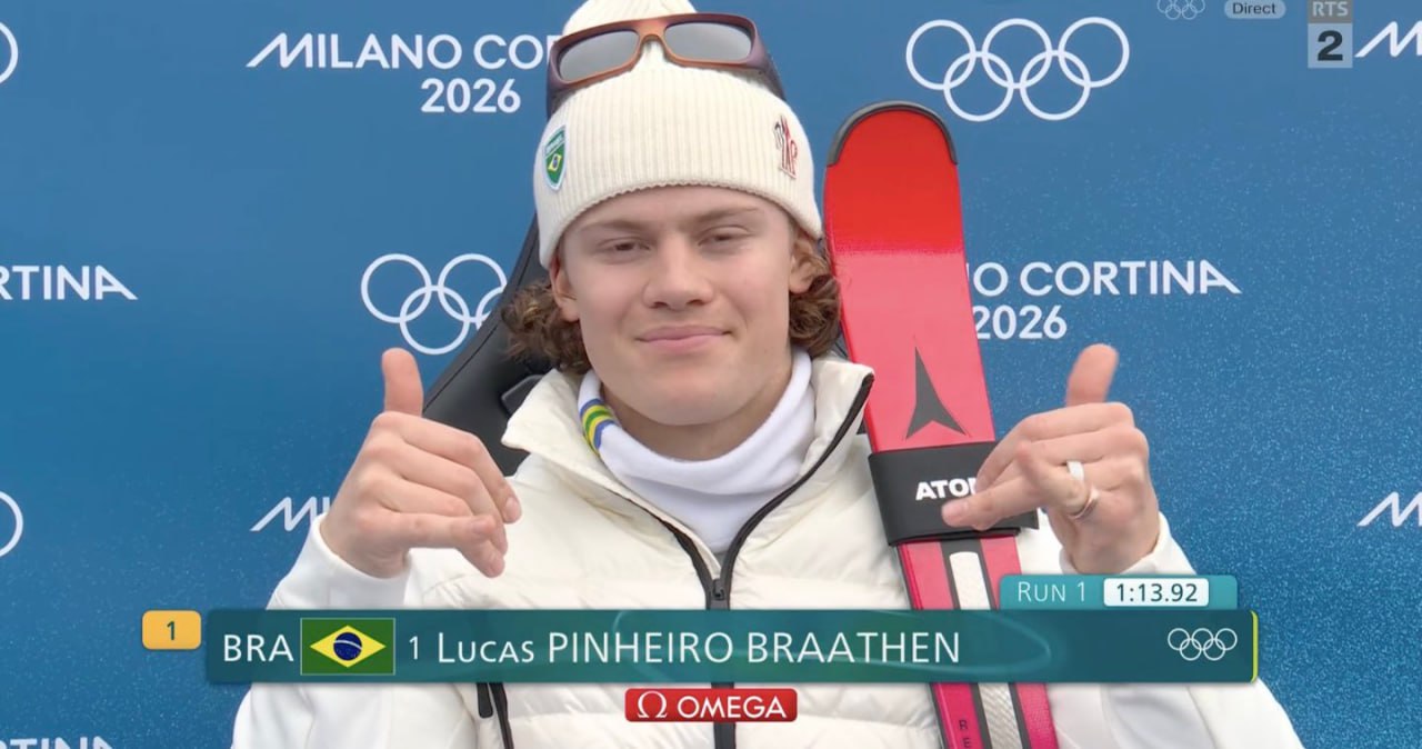 Бразилия завоевала золото Зимней Олимпиады 2026 в Милане Бразилец Лукас Пинейро Бротен завоевал золотую медаль в горнолыжном гигантском слаломе обогнав представителей европейских сборных Пинейро Бротен родился в Норвегии его мама из Бразилии а отец норвежец До 2023 года Пинейро Бротен выступал за сборную Норвегии но из за конфликта с местной федерацией объявил о завершении карьеры перед сезоном 2023 2024 Пинейро Бротен вернулся в большой спорт перейдя в сборную Бразилии Он мировая звезда горнолыжного спорта в общем зачёте Кубка мира идёт на 2 м месте В золотом гигантском слаломе он опередил в том числе и швейцарца Марко Одерматта абсолютного лидера и фаворита последних 5 сезонов Таким образом в медальном зачёте ОИ 2026 Бразилия обошла Канаду Китай и Финляндию Лидируют Норвегия США и Италия   Viva la Libertad