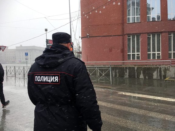 Ликуют правоохранители: в Новосибирской области зафиксировано снижение преступности За I квартал 2025 года в регионе зафиксировано 9 077 преступлений — на 3,7 % меньше, чем годом ранее. Прокуратура отмечает положительную динамику. Главные цифры: мошенничество -10,3 %; экономические преступления -15,1 %; преступления в пьяном виде -25,4 %. При этом на 56,9 % увеличилось число выявленных коррупционных преступлений. Уровень раскрываемости преступлений вырос на 2,7 % и составил 53,9 %. В суды уже направлено 2 334 уголовных дела против 2 531 человека. Как вам такая статистика? Чувствуете снижение преступности?