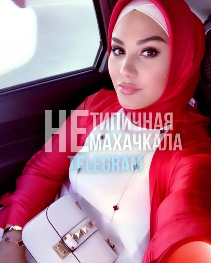 В Дагестане певицу Лауру Алиеву обвинили в хищении 1 9 млн рублей через фиктивное оформление инвалидности По данным следствия она представила в ПФР поддельные документы о заболевании на основании которых с 2014 года получала пенсию по инвалидности второй группы Общая сумма незаконных выплат составила не менее 1 9 млн рублей Это уже не первое дело против Алиевой ранее её и супруга Магомеда Курахмаева обвинили в хищении госимущества по версии силовиков в 2017 году пара незаконно оформила на себя восстановительный центр стоимостью 15 1 млн рублей Сейчас оба находятся в СИЗО пишут СМИ Прислать новость Подписаться
