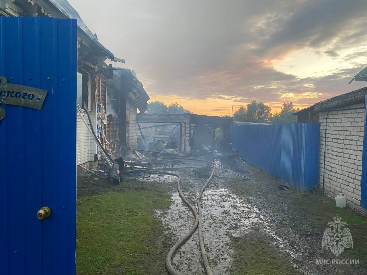 Пожар унес жизнь маленькой девочки  На улице Дзержинского на Бору произошел крупный пожар, в результате которого серьезно пострадали дом, гараж и два автомобиля. Общая площадь возгорания составила 141 квадратный метр.  Из полыхающего дома были эвакуированы 7 человек, включая одного ребенка. К сожалению 1 ребенок погиб  девочка 2019 года рождения.    От МЧС России было задействовано 14 специалистов и 5 единиц техники.   Дознаватели чрезвычайного ведомства установят причину произошедшего.