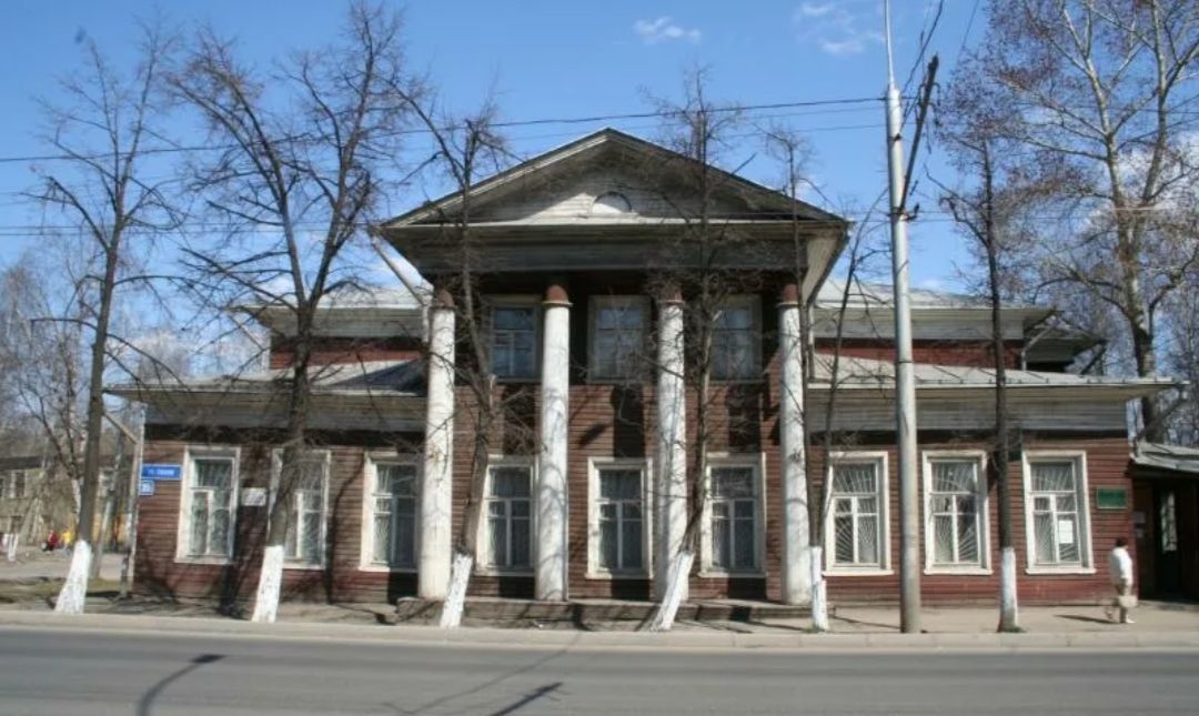 Дополнительные средства на реставрацию построенного в XIX веке дома Пузан Пузыревского выделили из бюджета Вологодской области Почти 40 миллионов рублей предусмотрено на финансирования внутренних работ и отделку помещений архитектурного памятника имеющего статус объекта культурного наследия федерального значения С 2024 года здесь идет реставрация в рамках проекта Историческая память и нацпроекта Культура Основной объем работ уже завершен Внешне здание заметно преобразилось Теперь планируем финишную отделку интерьеров Специалисты займутся реставрацией декора в том числе лепного восстановят двери завершат реставрацию печей Сдадим объект в июле 2026 года Обновленный дом Пузан Пузыревского станет одним из подарков областной столице к большому 880 летнему юбилею прокомментировал губернатор Георгий Филимонов