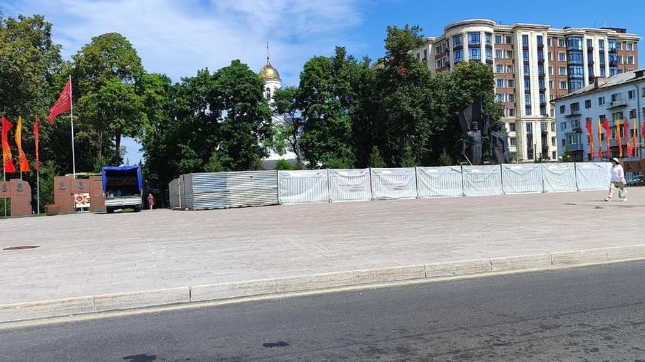 Во Владимире рухнуло ограждение на площади Победы Причиной стал сильный ветер. Обошлось без пострадавших. Подписаться Написать в редакцию