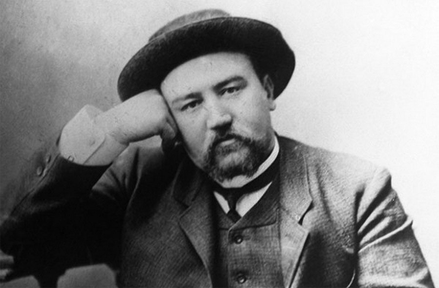 Русский писатель Александр Куприн родился в 1870 году в небольшом городке Наровчат Он оставил после себя богатое литературное наследие Его книги до сих пор читают и любят по ним снимают фильмы а в школах изучают на уроках литературы До того как стать известным писателем Куприн перепробовал множество профессий работал в цирке борцом и клоуном изучал зубоврачебное дело служил в кузнице преподавал в училище для слепых был журналистом и даже пытался стать монахом Свой первый рассказ Последний дебют Куприн опубликовал во время учёбы в военном училище без разрешения начальства За это его отправили на двое суток на гауптвахту что стало его первым и необычным гонораром за литературное творчество Куприн был настоящим искателем приключений Он не только летал на аэроплане правда этот полёт закончился крушением но и совершал погружения в водолазном костюме на Чёрном море Также он поднимался на воздушном шаре вместе с известным авиатором Сергеем Уточкиным Писатель был довольно ленив в работе и его первая жена Мария Карловна применяла необычные методы мотивации Она отказывалась готовить завтрак пока он не садился за работу Особенно это помогло при написании повести Поединок Куприн обожал животных и держал дома разных питомцев У него жили собаки кошки лошади а также обезьяна Марья Ивановна которой он посвятил отдельный рассказ О творчестве А И Куприна слушайте на медиаплатформе СМОТРИМ smotrim ru audio 2863385