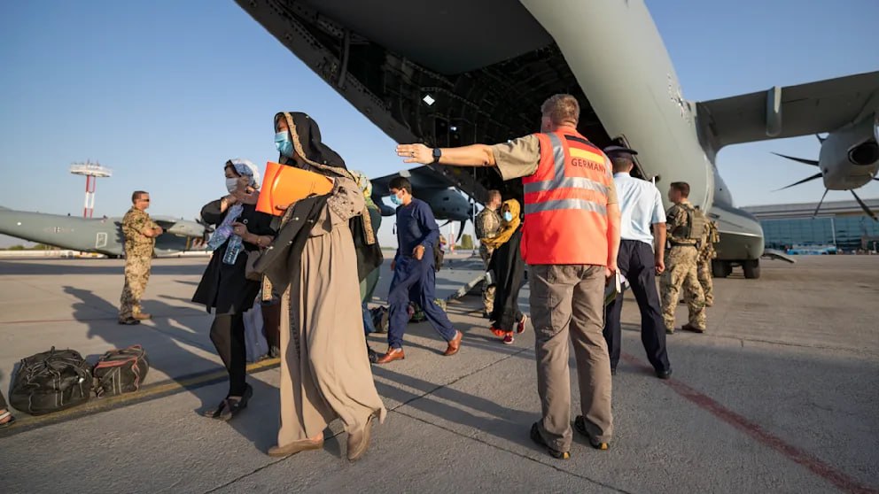 Берлин предлагает платить афганцам за отказ от въезда в Германию Министерство внутренних дел ФРГ намерено выплатить афганцам ожидающим немецких виз денежное вознаграждение если они добровольно откажутся от въезда в Германию Это предложение касается примерно 600 человек которые в настоящее время находятся в Пакистане им предлагается добровольно выйти из процедуры переезда в Германию а взамен они получат денежную поддержку для нового начала в Афганистане или в другой стране Министерство по данным источников объясняет это обострением ситуации в Пакистане Германия не справляется с обработкой заявлений а пакистанское правительство намерено выселить афганцев из страны К сожалению нет гарантии что все процедуры могут быть завершены вовремя сообщили в министерстве Поскольку суд обязал правительство выполнять свои обещания о приёме беженцев министерству пришлось искать альтернативу Существуют предложения в рамках программы добровольного возвращения в Афганистан или выезда в другую третью страну Цель состоит в том чтобы предоставить людям перспективу если они не могут рассчитывать на приём в Германии Например одиноким женщинам в рамках этого предложения может быть выплачено 1500 евро перед выездом из Пакистана а также 5000 евро стартовой помощи для жизни в другой стране Для семей с несколькими членами семьи эти суммы могут быть выше Однако выезд в третью страну согласно этому предложению будет возможен только в исключительных случаях и после индивидуальной проверки В правительстве такие условия вызывают озабоченность если афганцы вернутся на родину пока у власти находятся талибы от которых они бежали то этим людям могут грозить серьёзные ограничения пытки или даже смерть BILD Russian