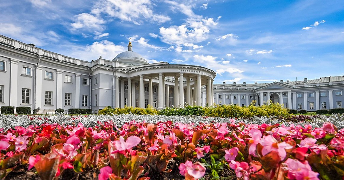 Сегодня в Москве впервые открывают для посещения историческую часть Склифа вместе с садом Речь идет о знаменитом странноприимном доме графа Шереметева — первом в России госпитале, приютившем под своей крышей людей всех сословий. Вместе с этим на территории усадьбы начнет работу «Сад благодарности» — мемориальное пространство, посвященное московским медицинским работникам. Инициатива приурочена ко Дню медицинского работника и реализована при поддержке правительства Москвы. Как отметила заместитель мэра Москвы по вопросам социального развития Анастасия Ракова, открытие сада и исторической части комплекса — способ отдать дань уважения врачам и напомнить о гуманистической миссии института скорой помощи, ведущей свою историю с XIX века. Центральным элементом сада стали розы сорта La Perla — жемчужного оттенка, отсылающего к имени Прасковьи Жемчуговой, актрисы и супруги графа Шереметева. Усадьба на Сухаревской площади сначала была дворцом милосердия, позже — Шереметевской больницей.