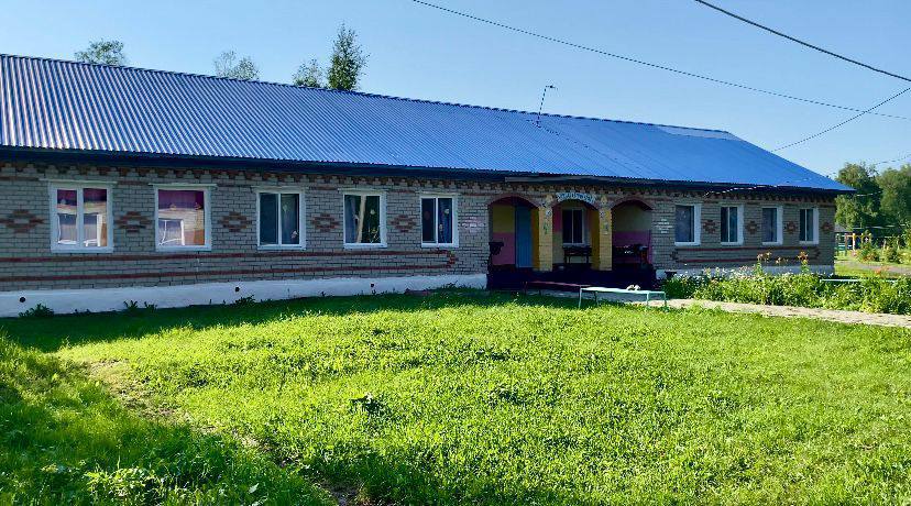 Вместе с заместителем Председателя Правительства Омской области Иваном Андреевичем Колесником посетили детский оздоровительный лагерь Исилькульского района.   Осмотрели три жилых корпуса, административный корпус с медицинским блоком, столовую, футбольную и игровую площадки. Также на территории лагеря имеется водонапорная башня, баня с прачечной, 2 душевых модуля.  В этом году в лагере запланировано проведение трёх смен. Всего будет оздоровлено 360 детей. Сейчас на первой смене отдыхает 121 ребёнок в возрасте от 7 до 17 лет.   По поручению Губернатора Виталия Павловича Хоценко усилили контроль за ходом летней оздоровительной кампании.