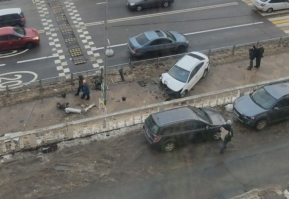 В Дзержинском пьяный мужчина на угнанном авто врезался в тротуар и снёс ограждение  Ночью некий мужчина решил поиграть в GTA и угнал такси с заправки, пока водитель оплачивал бензин, а потом устроил ДТП. К счастью, кроме него никто не пострадал.  Его доставили в больницу в состоянии сильного опьянения с рваными ранами лица.