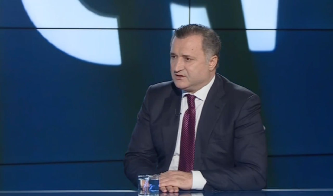 Результаты парламентских выборов Молдовы были предопределены задолго до начала кампании заявил экс премьер Владимир Филат По его словам подготовка включала законодательные изменения политический контроль над госучреждениями и в частности над ЦИК который несмотря на формальную независимость на практике состоит преимущественно из представителей правящей партии Мы стали свидетелями чистки на сегменте центристско правых сил партии с проевропейской программой были выведены из гонки Что касается ЛДПМ ситуация сейчас очень интересная на новых местных выборах ЛДПМ может участвовать а на парламентских её не допустили Кроме того использовались административные ресурсы внешнее влияние и коллективные страхи которые ограничили возможности выбора избирателей добавил он rusputnikmd 2